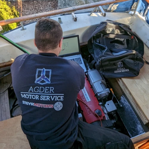 agder motor service sin mekaniken diagnoserer steyr motor med datamaskin